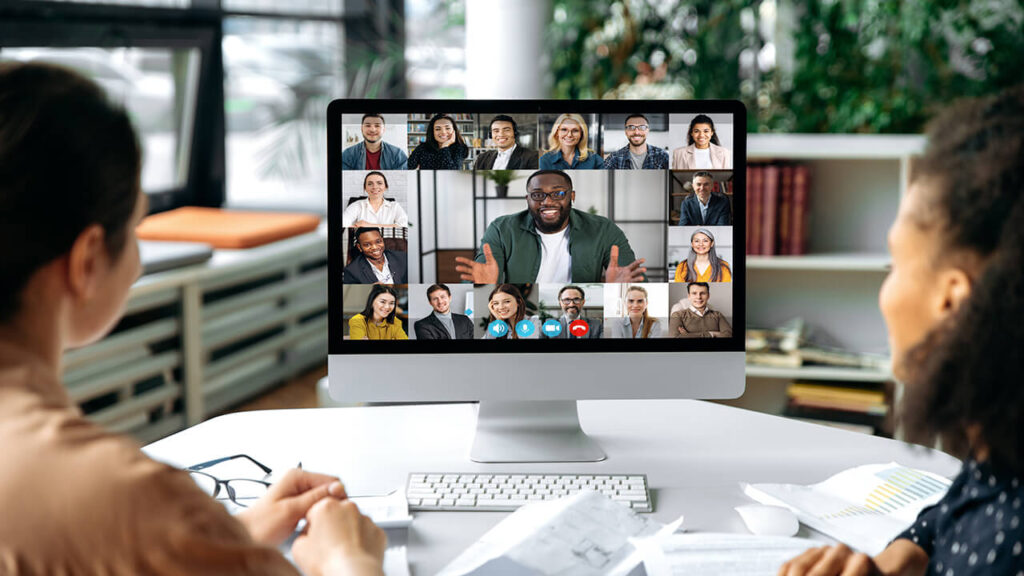 Imagem de trabalhadores em home office, ilustrando os benefícios do trabalho remoto.