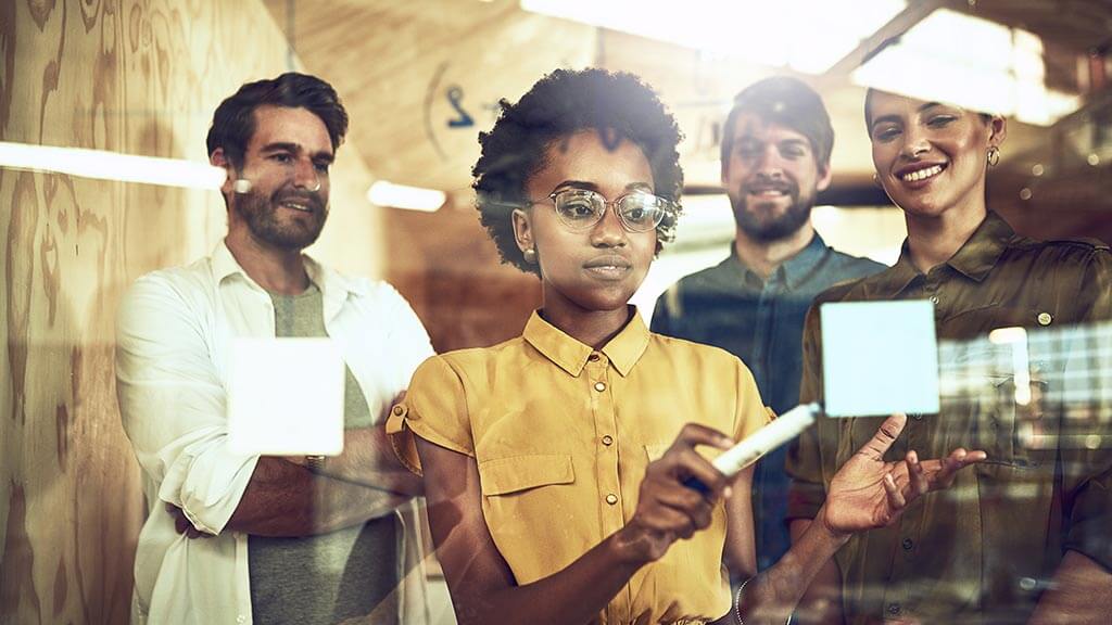 Tendências de marketing digital para 2025, incluindo automação, personalização e sustentabilidade