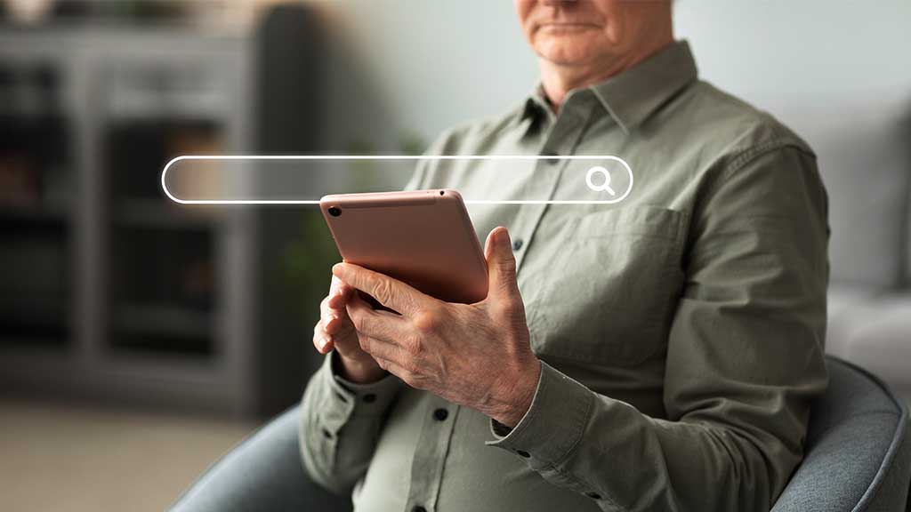 Homem pesquisando em tablet representando estratégias de SEO para e-commerce